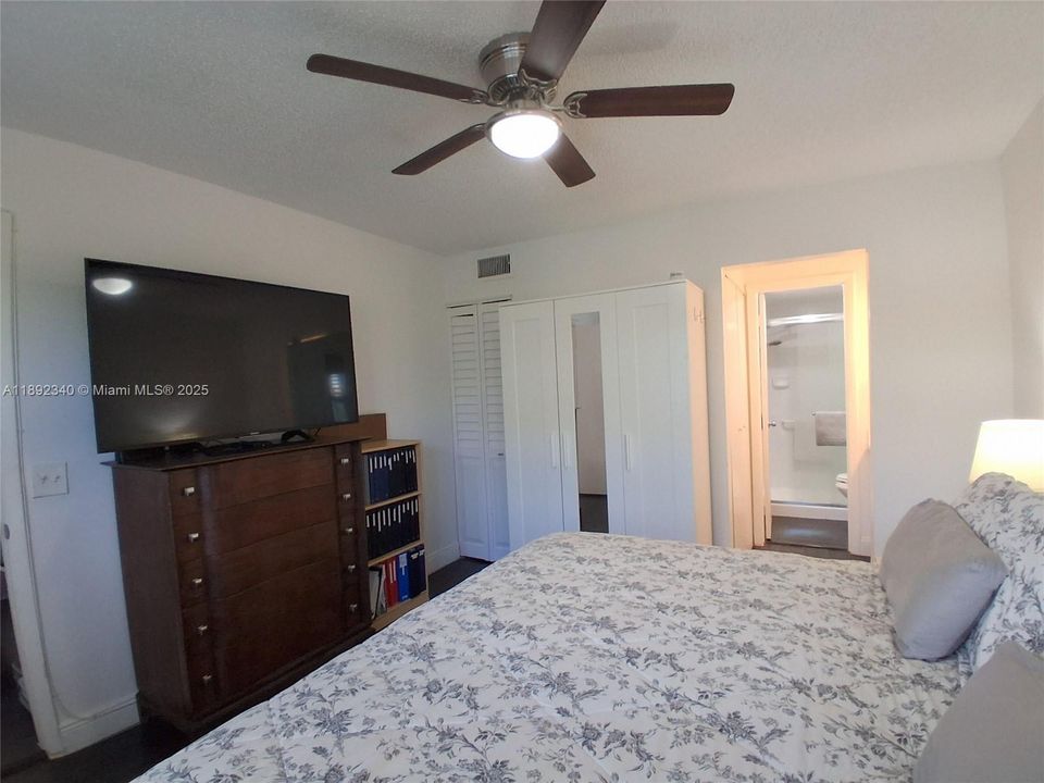 合同活跃: $134,400 (2 贝兹, 2 浴室, 860 平方英尺)