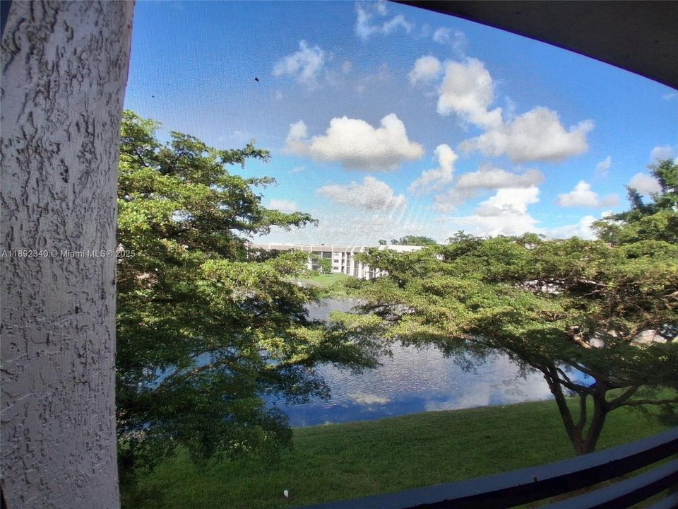 合同活跃: $134,400 (2 贝兹, 2 浴室, 860 平方英尺)