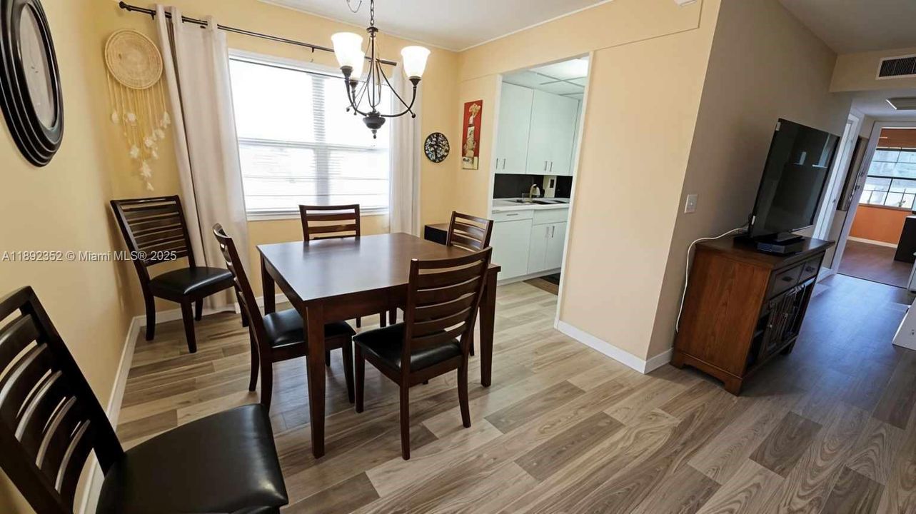 待售: $159,000 (2 贝兹, 1 浴室, 860 平方英尺)