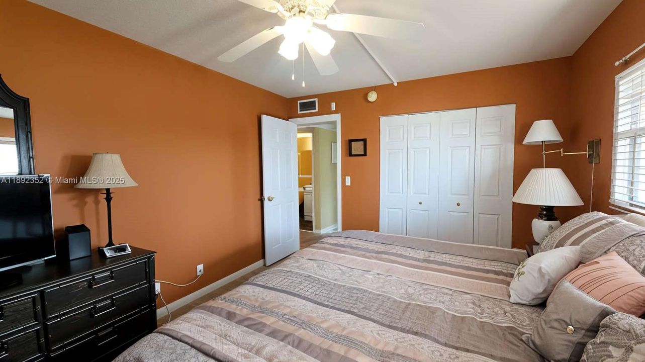 待售: $159,000 (2 贝兹, 1 浴室, 860 平方英尺)