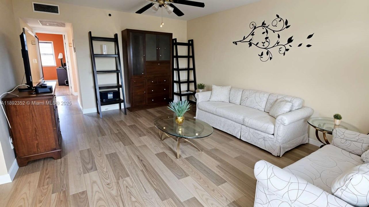 待售: $159,000 (2 贝兹, 1 浴室, 860 平方英尺)