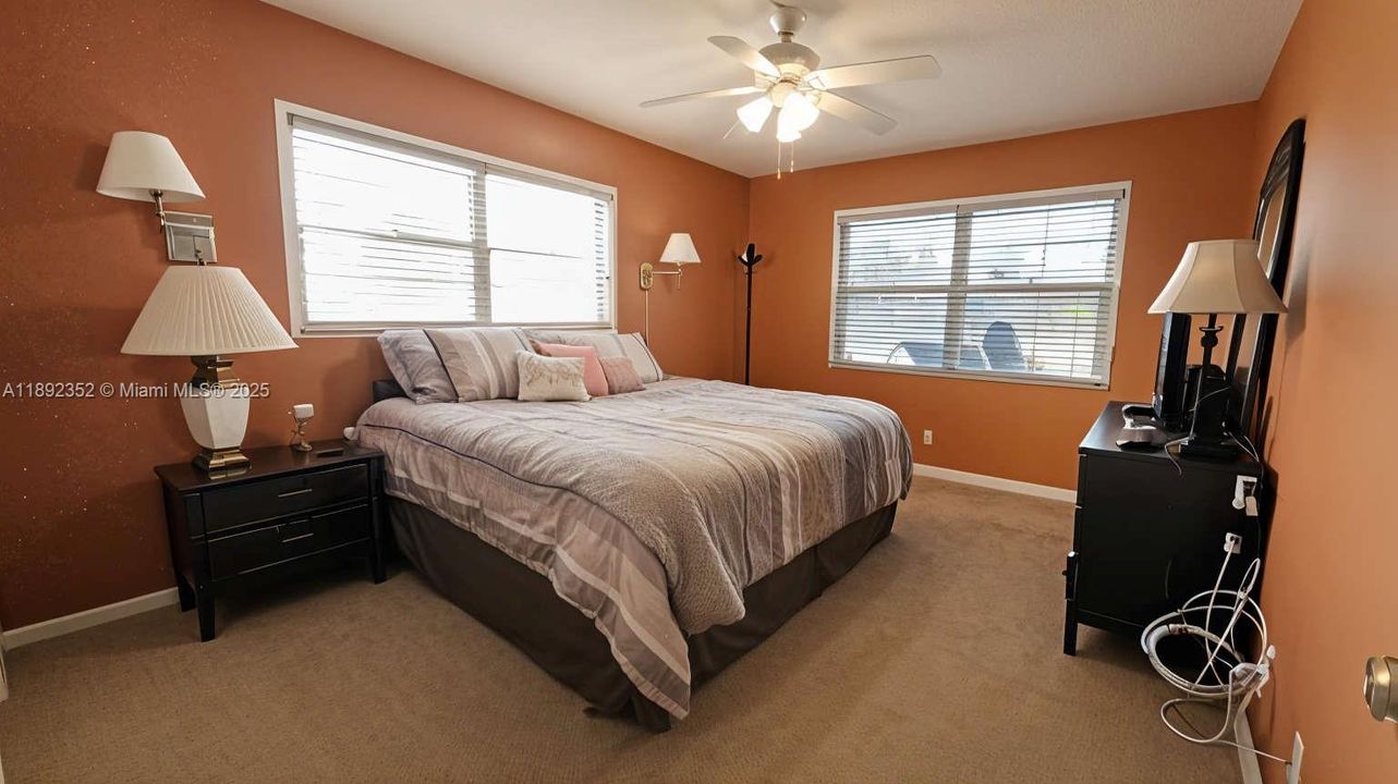 待售: $159,000 (2 贝兹, 1 浴室, 860 平方英尺)