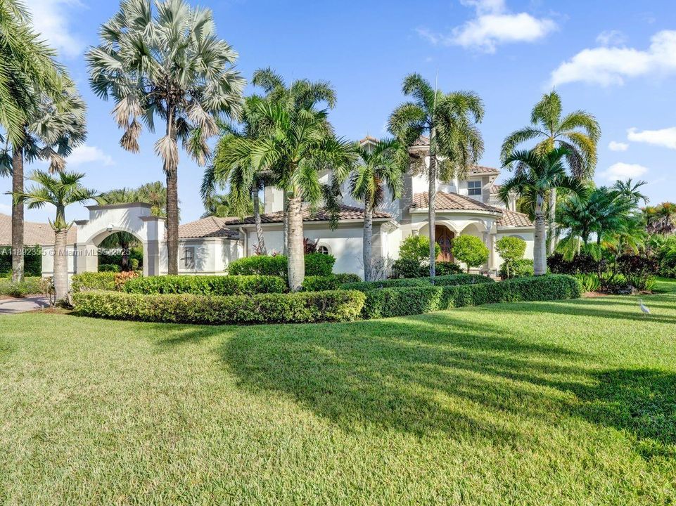 For Sale: $2,399,000 (5 beds, 4 baths, 4774 Square Feet)