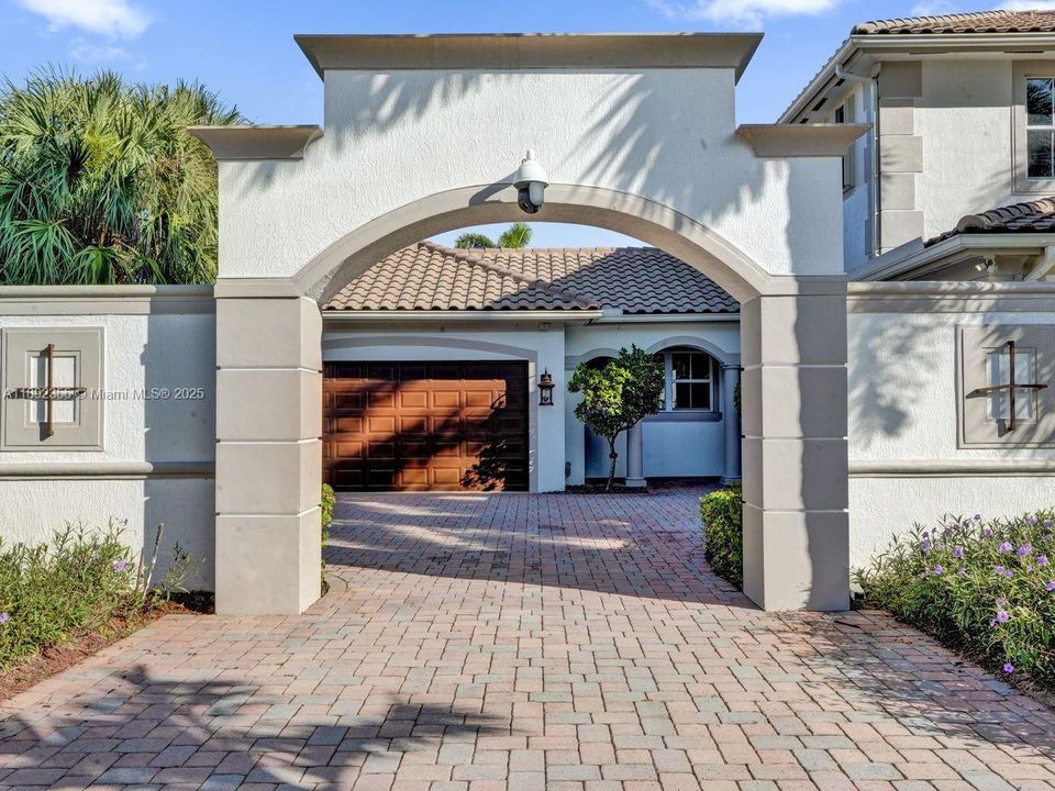 For Sale: $2,399,000 (5 beds, 4 baths, 4774 Square Feet)