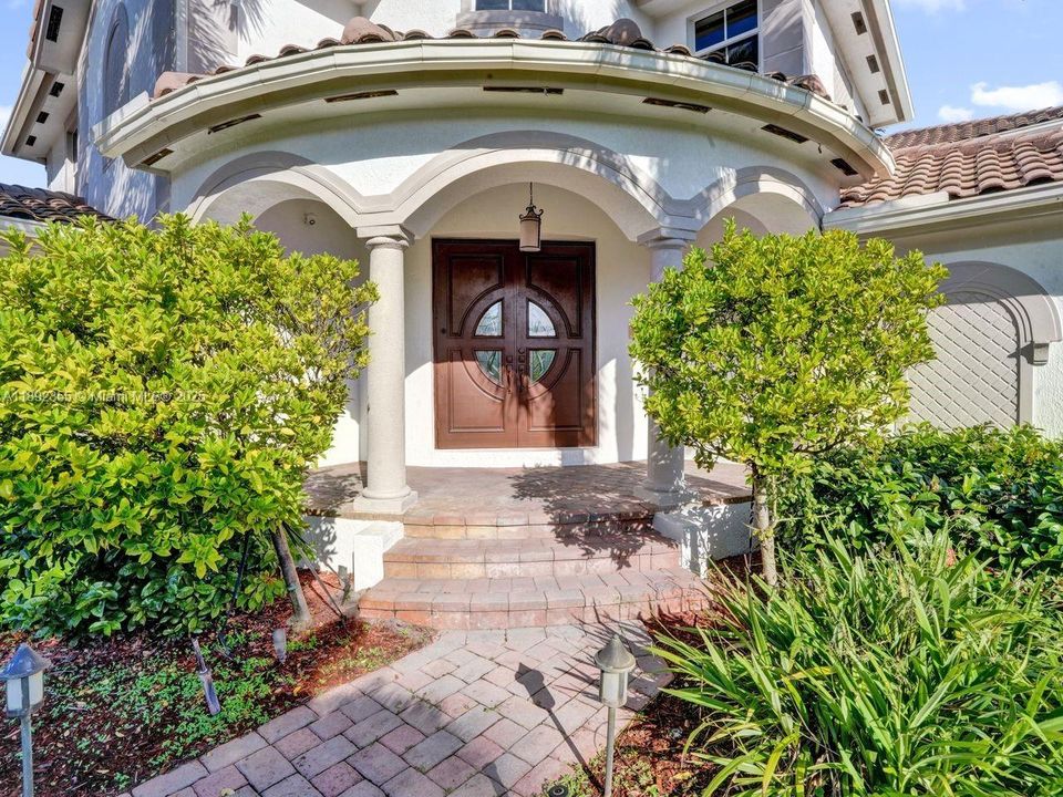 For Sale: $2,399,000 (5 beds, 4 baths, 4774 Square Feet)