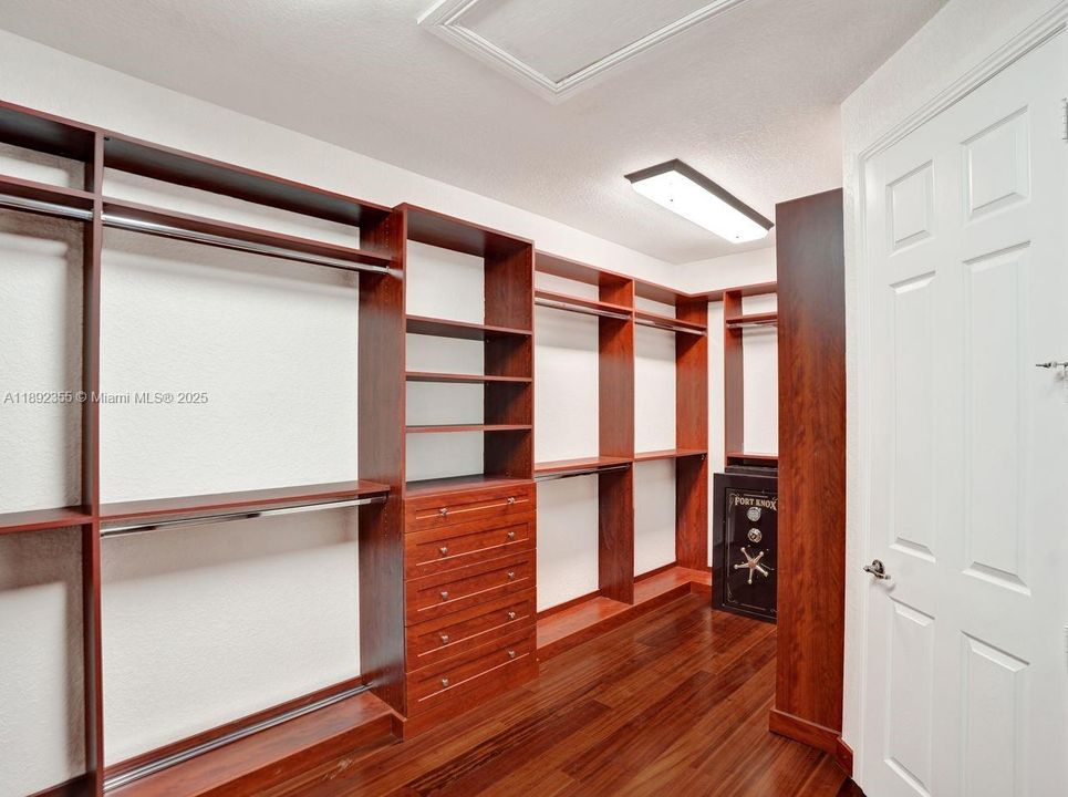 For Sale: $2,399,000 (5 beds, 4 baths, 4774 Square Feet)