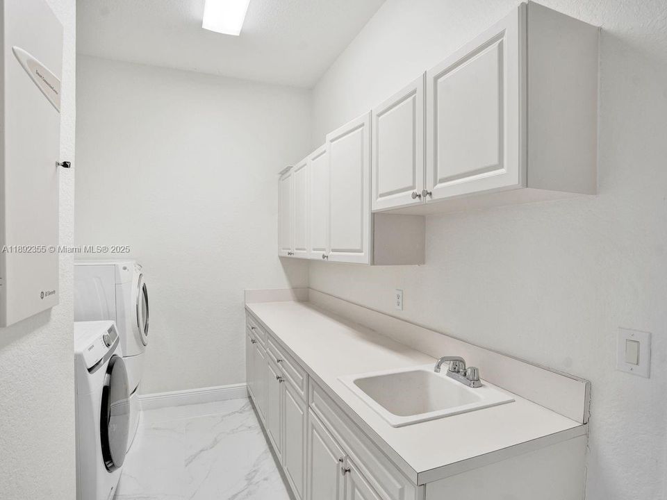 For Sale: $2,399,000 (5 beds, 4 baths, 4774 Square Feet)