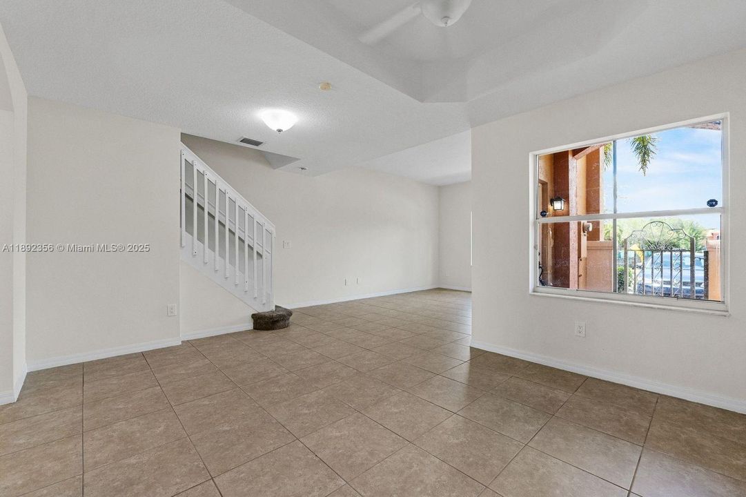 合同活跃: $399,000 (3 贝兹, 2 浴室, 1615 平方英尺)