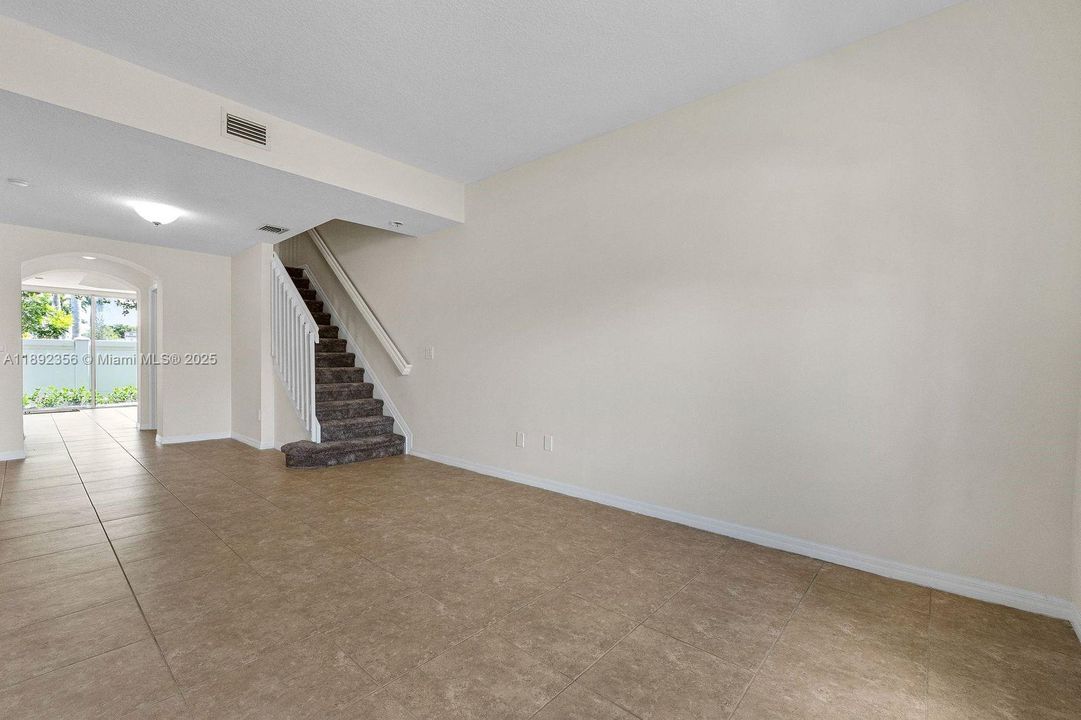 合同活跃: $399,000 (3 贝兹, 2 浴室, 1615 平方英尺)