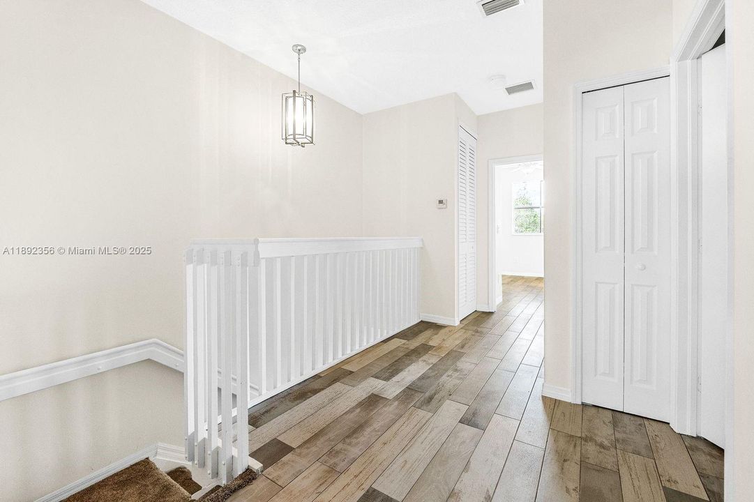 合同活跃: $399,000 (3 贝兹, 2 浴室, 1615 平方英尺)