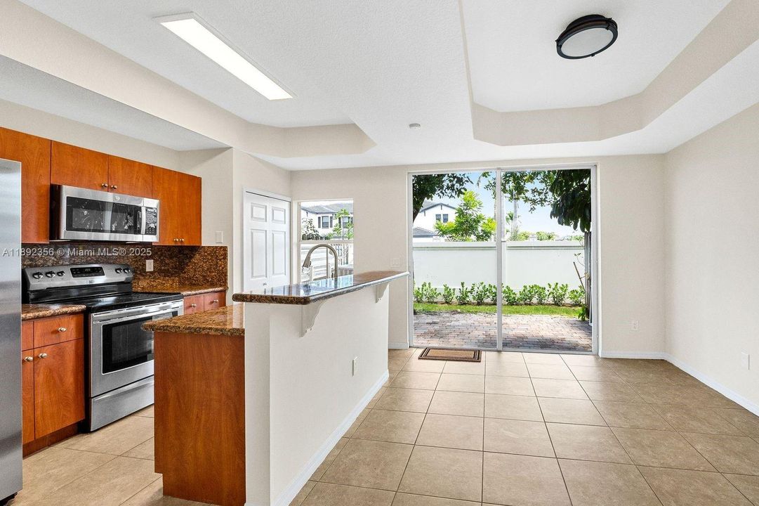 合同活跃: $399,000 (3 贝兹, 2 浴室, 1615 平方英尺)