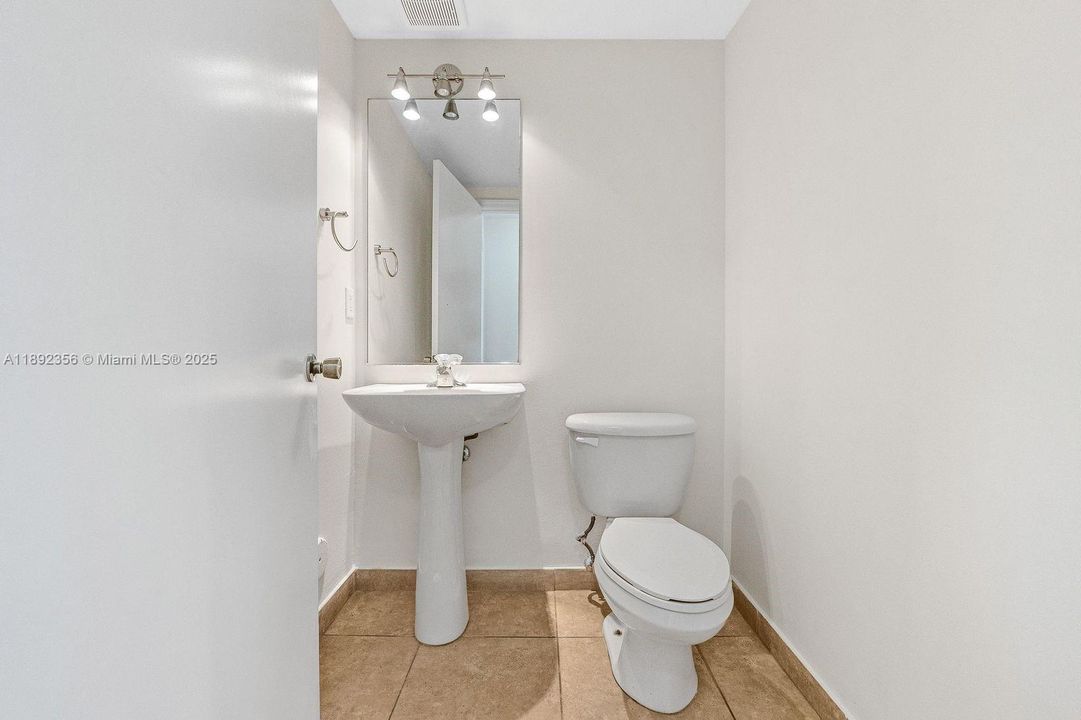 合同活跃: $399,000 (3 贝兹, 2 浴室, 1615 平方英尺)