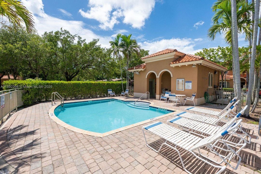 合同活跃: $399,000 (3 贝兹, 2 浴室, 1615 平方英尺)