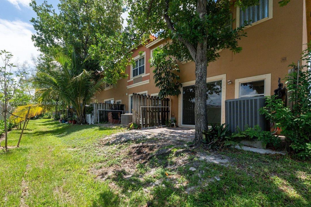 合同活跃: $399,000 (3 贝兹, 2 浴室, 1615 平方英尺)