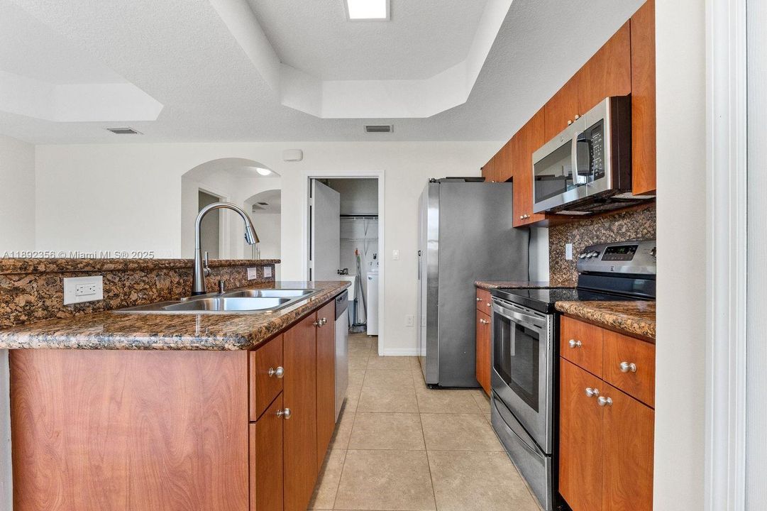 合同活跃: $399,000 (3 贝兹, 2 浴室, 1615 平方英尺)