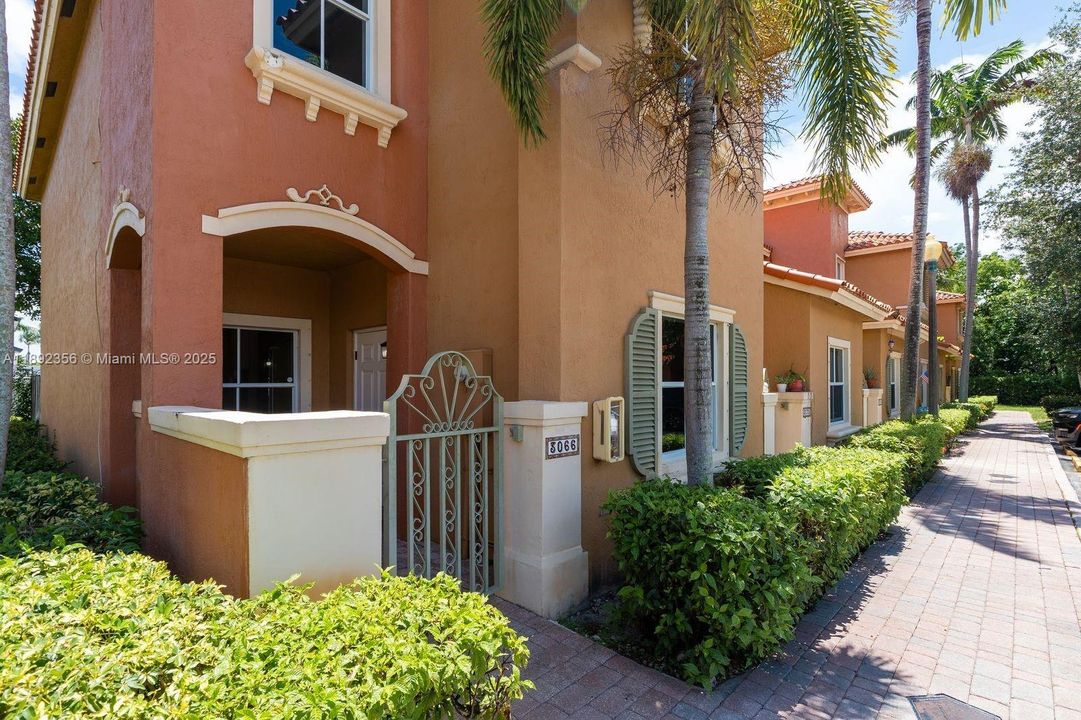 合同活跃: $399,000 (3 贝兹, 2 浴室, 1615 平方英尺)