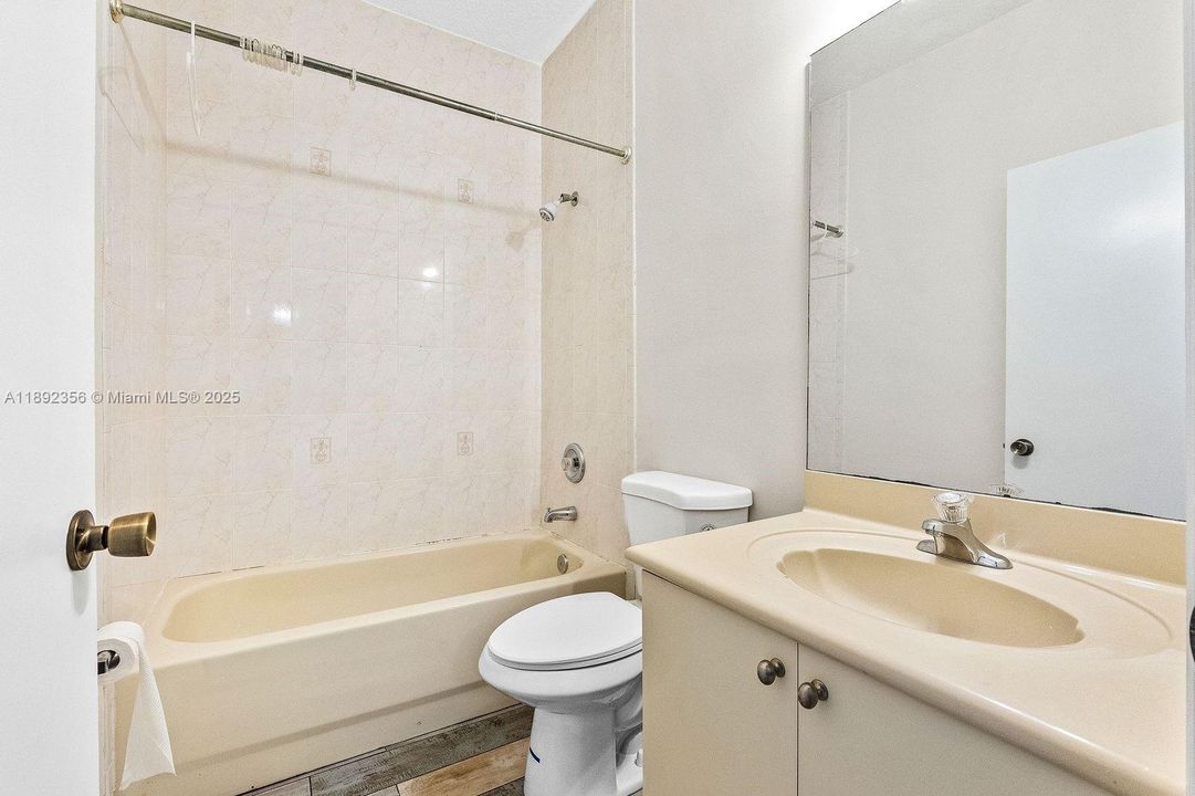 合同活跃: $399,000 (3 贝兹, 2 浴室, 1615 平方英尺)