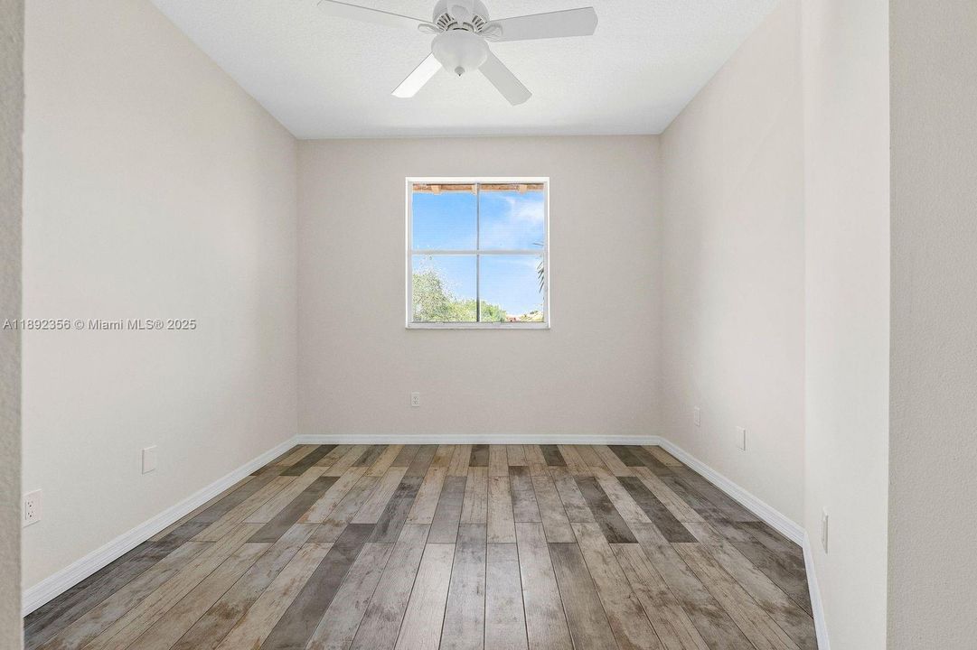 合同活跃: $399,000 (3 贝兹, 2 浴室, 1615 平方英尺)