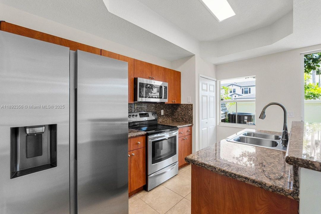 合同活跃: $399,000 (3 贝兹, 2 浴室, 1615 平方英尺)