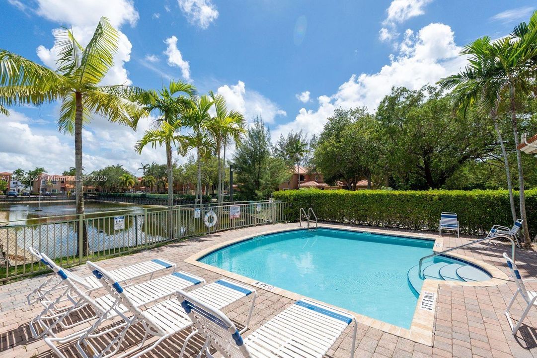 合同活跃: $399,000 (3 贝兹, 2 浴室, 1615 平方英尺)