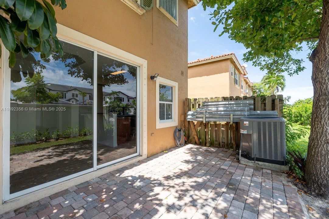 合同活跃: $399,000 (3 贝兹, 2 浴室, 1615 平方英尺)