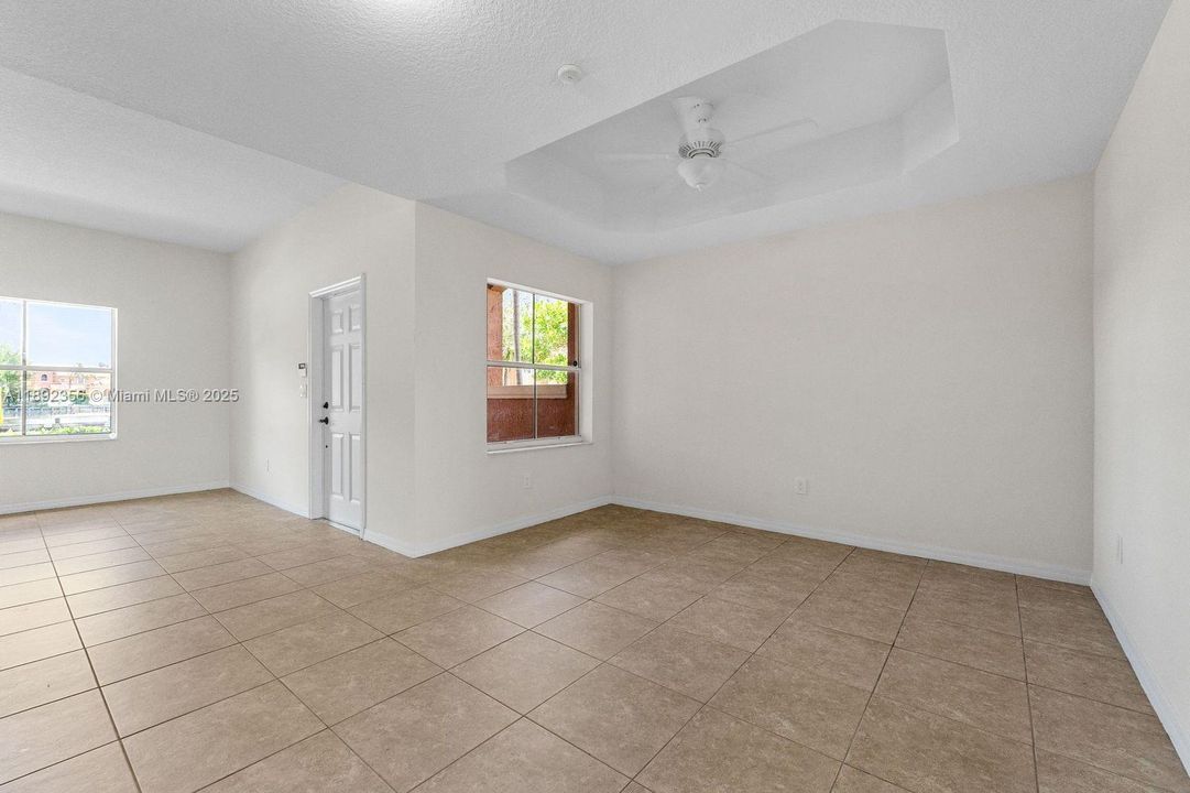 合同活跃: $399,000 (3 贝兹, 2 浴室, 1615 平方英尺)