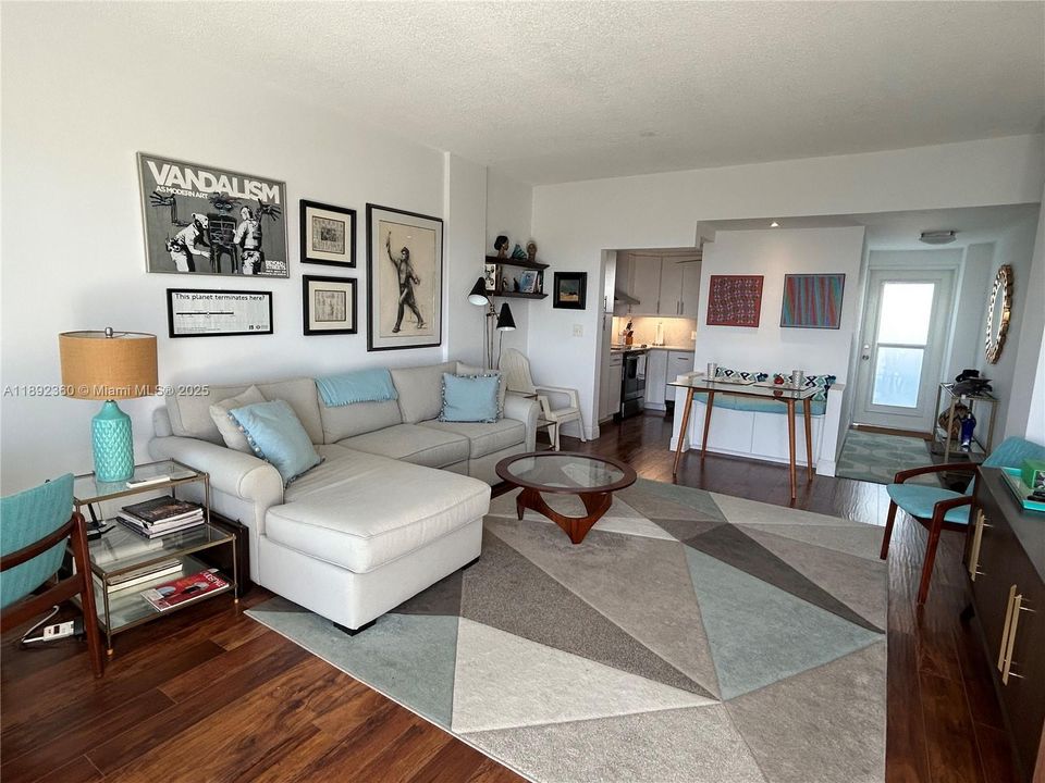 Под контрактом: $2,900 (1 спален, 1 ванн, 769 Квадратных фут)