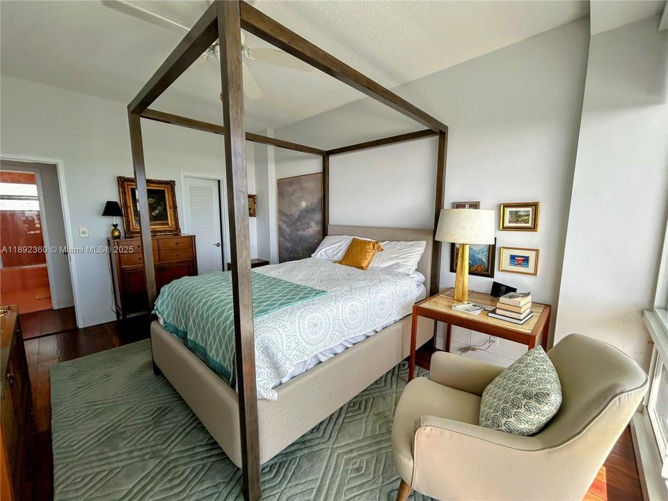 Под контрактом: $2,900 (1 спален, 1 ванн, 769 Квадратных фут)