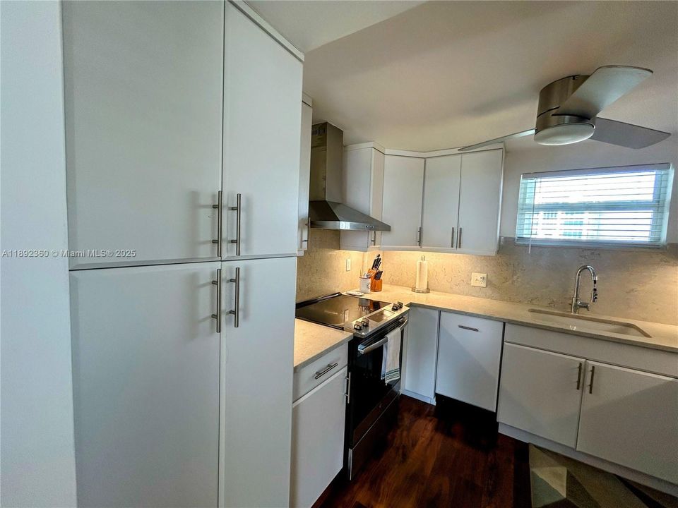 Под контрактом: $2,900 (1 спален, 1 ванн, 769 Квадратных фут)