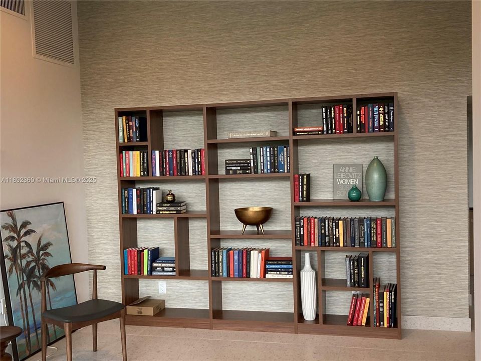 Под контрактом: $2,900 (1 спален, 1 ванн, 769 Квадратных фут)