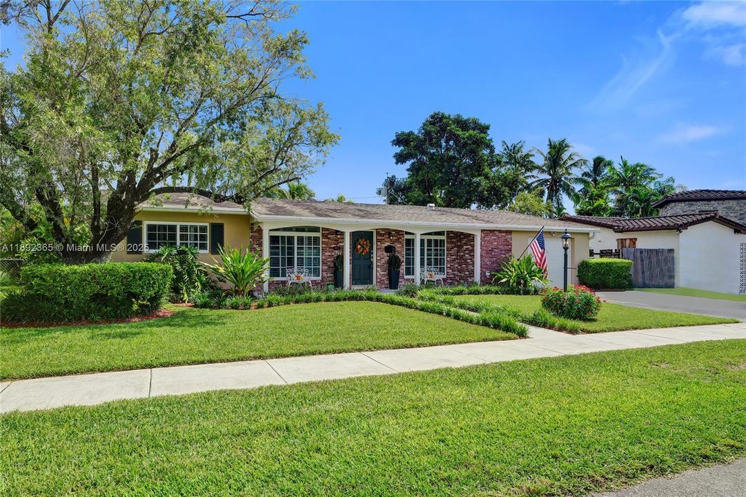 Под контрактом: $840,000 (4 спален, 2 ванн, 2021 Квадратных фут)