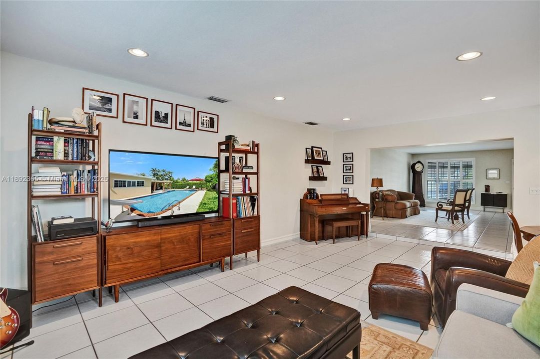 Под контрактом: $840,000 (4 спален, 2 ванн, 2021 Квадратных фут)