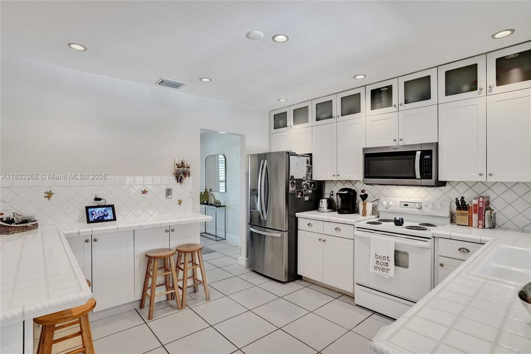 Под контрактом: $840,000 (4 спален, 2 ванн, 2021 Квадратных фут)