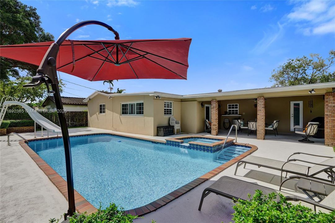 Под контрактом: $840,000 (4 спален, 2 ванн, 2021 Квадратных фут)