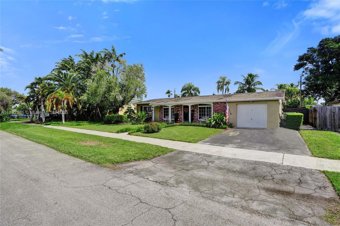 Под контрактом: $840,000 (4 спален, 2 ванн, 2021 Квадратных фут)