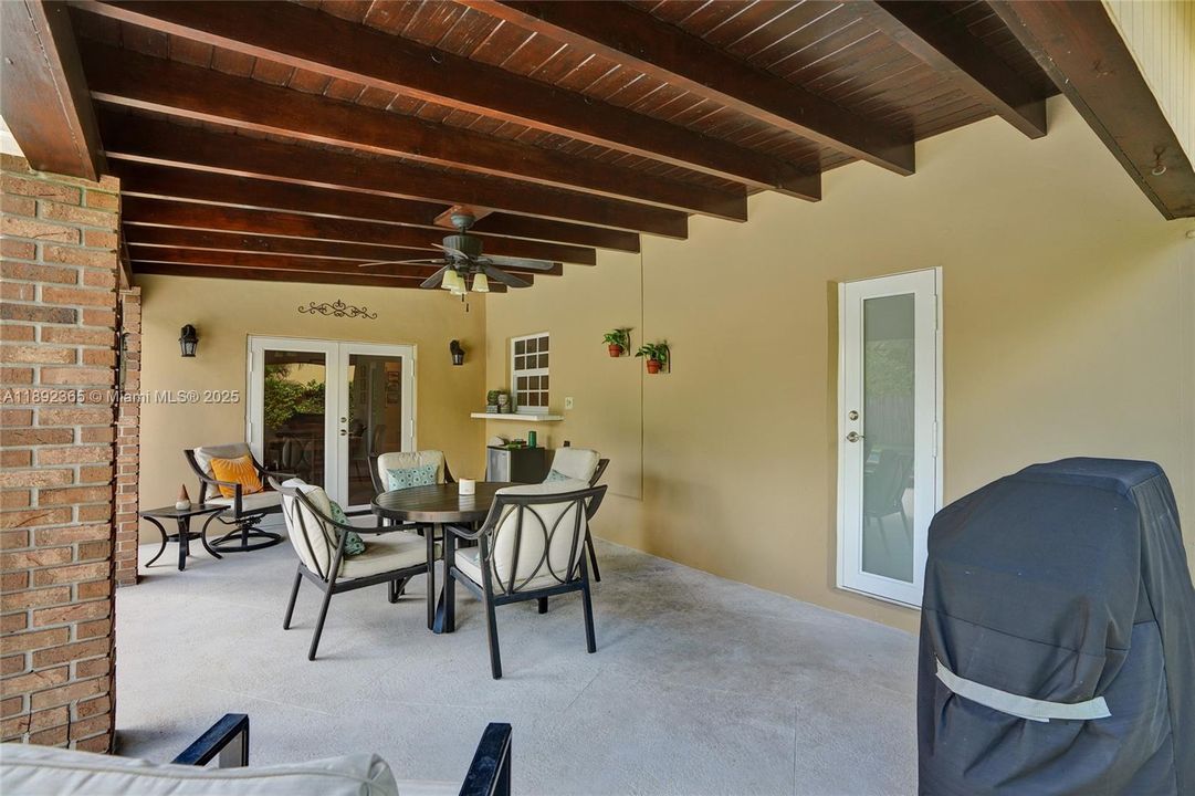 Под контрактом: $840,000 (4 спален, 2 ванн, 2021 Квадратных фут)