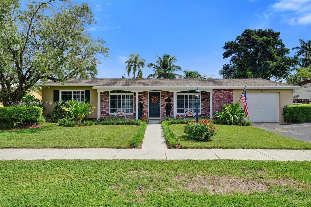 Под контрактом: $840,000 (4 спален, 2 ванн, 2021 Квадратных фут)