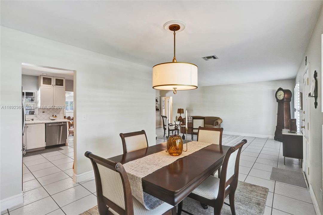 Под контрактом: $840,000 (4 спален, 2 ванн, 2021 Квадратных фут)