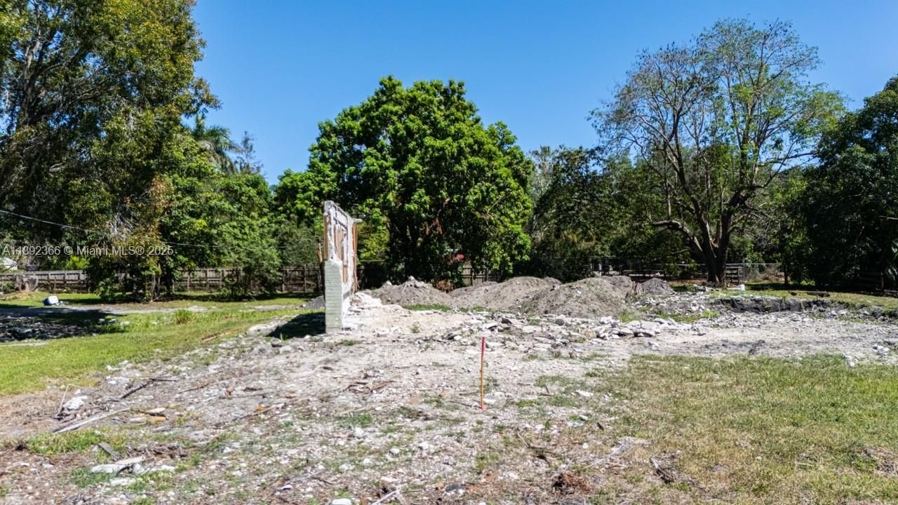 На продажу: $1,799,000 (1.62 acres)