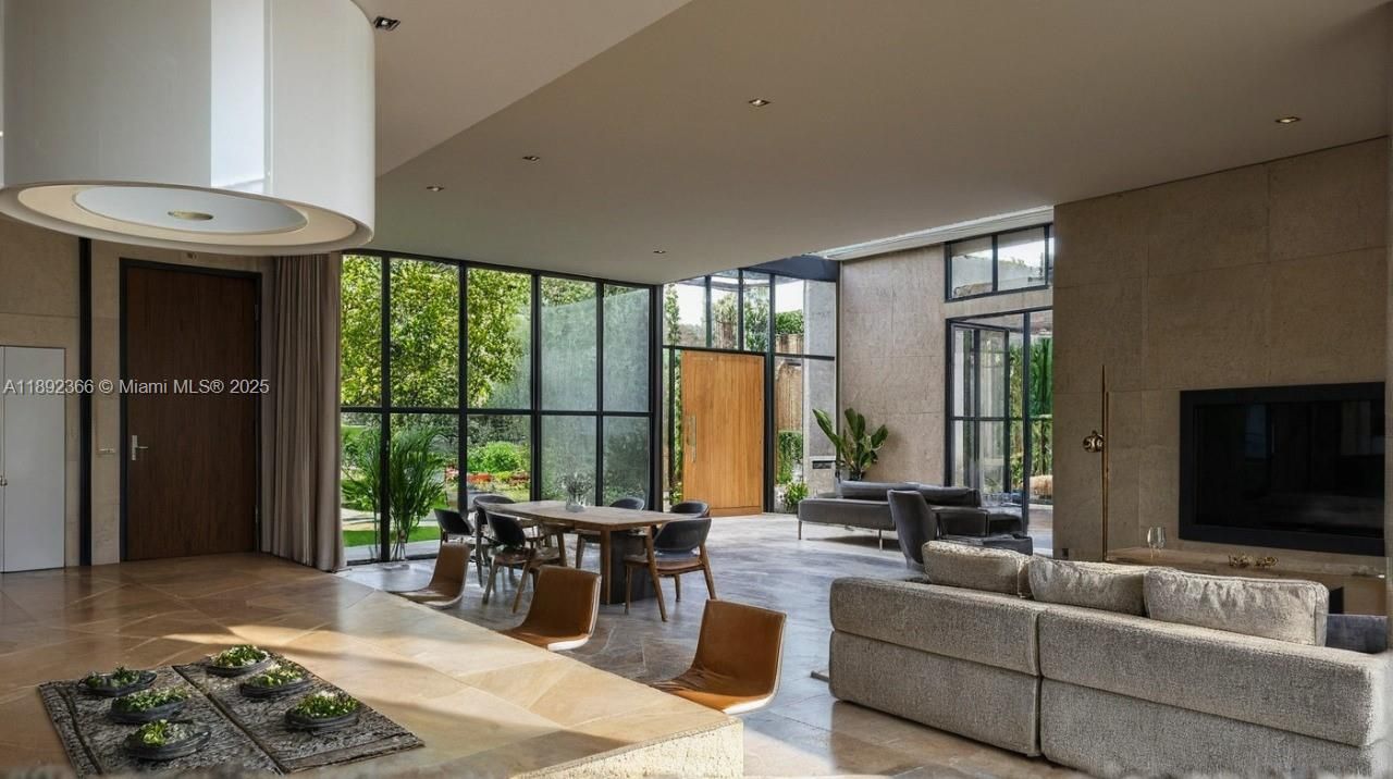 На продажу: $1,799,000 (1.62 acres)