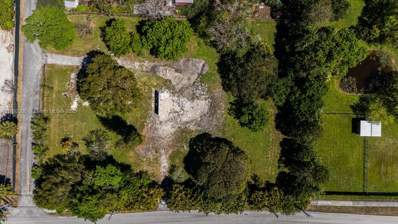 На продажу: $1,799,000 (1.62 acres)