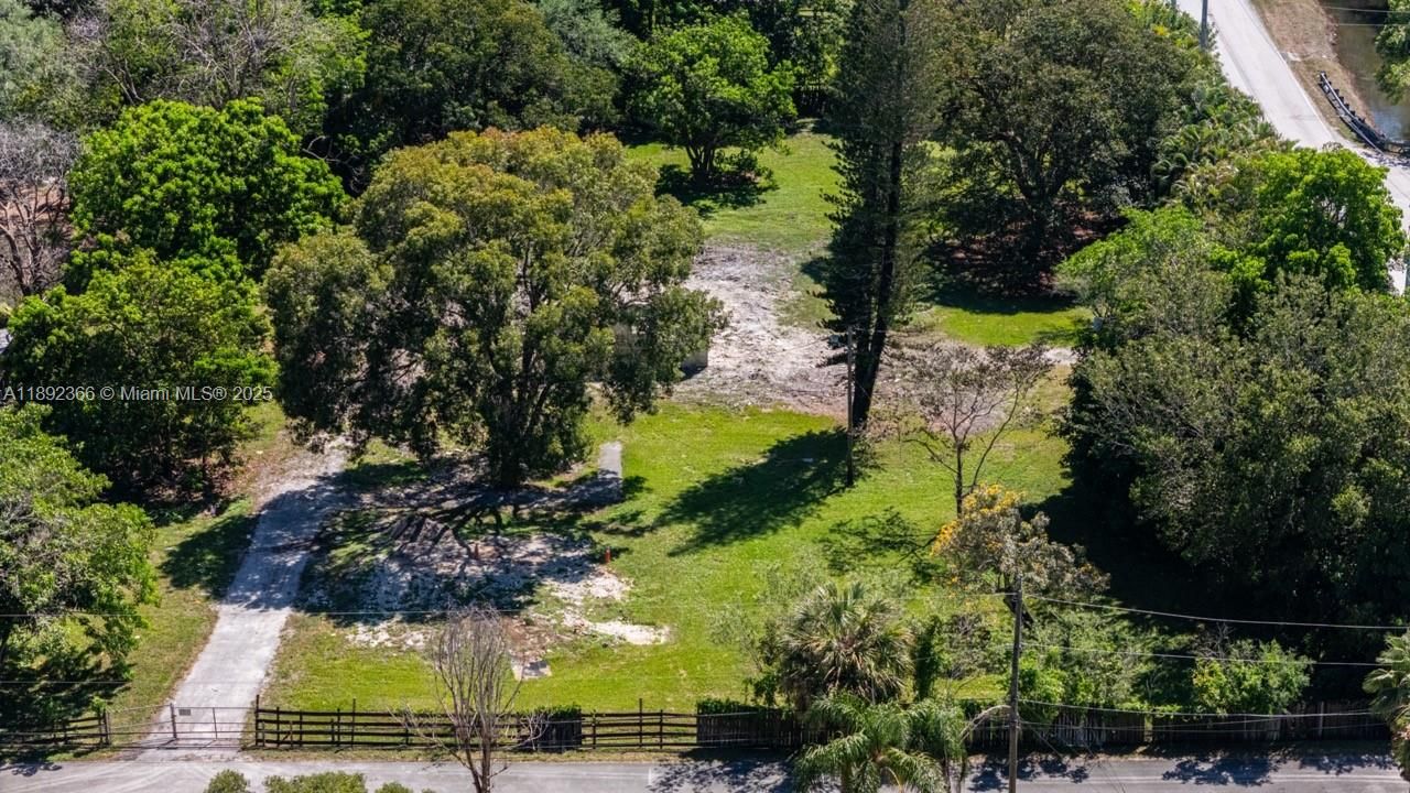 На продажу: $1,799,000 (1.62 acres)