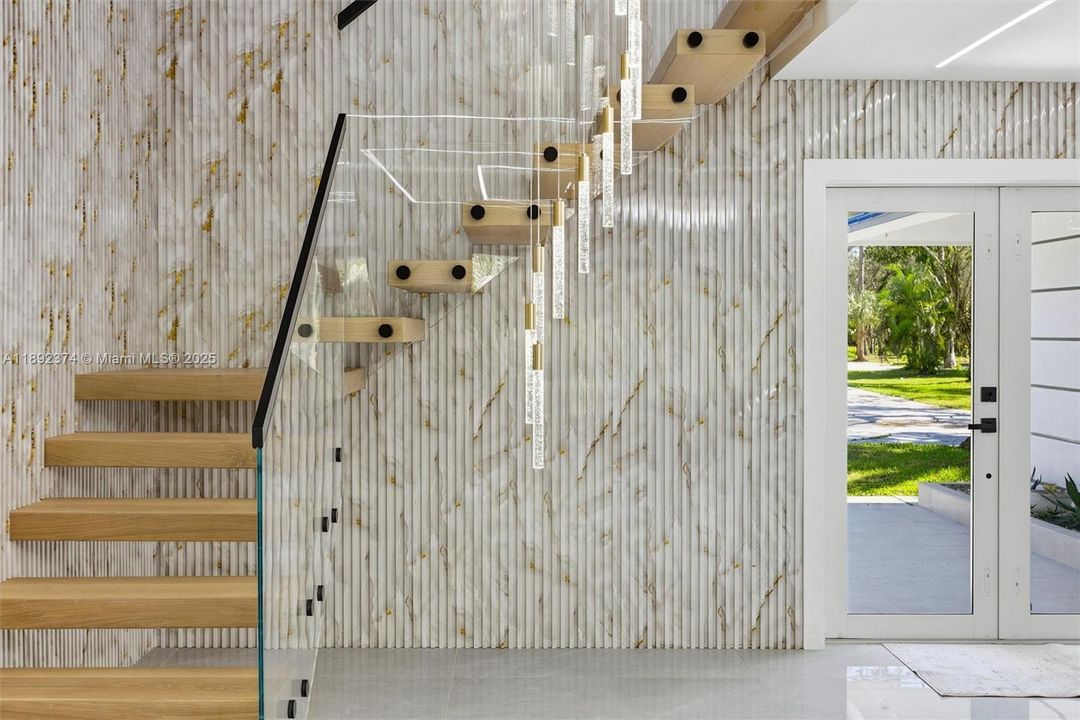 最近售出: $3,449,000 (6 贝兹, 5 浴室, 3024 平方英尺)