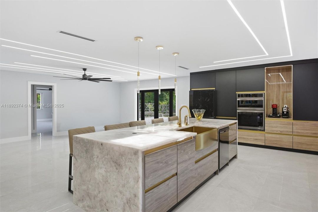 最近售出: $3,449,000 (6 贝兹, 5 浴室, 3024 平方英尺)