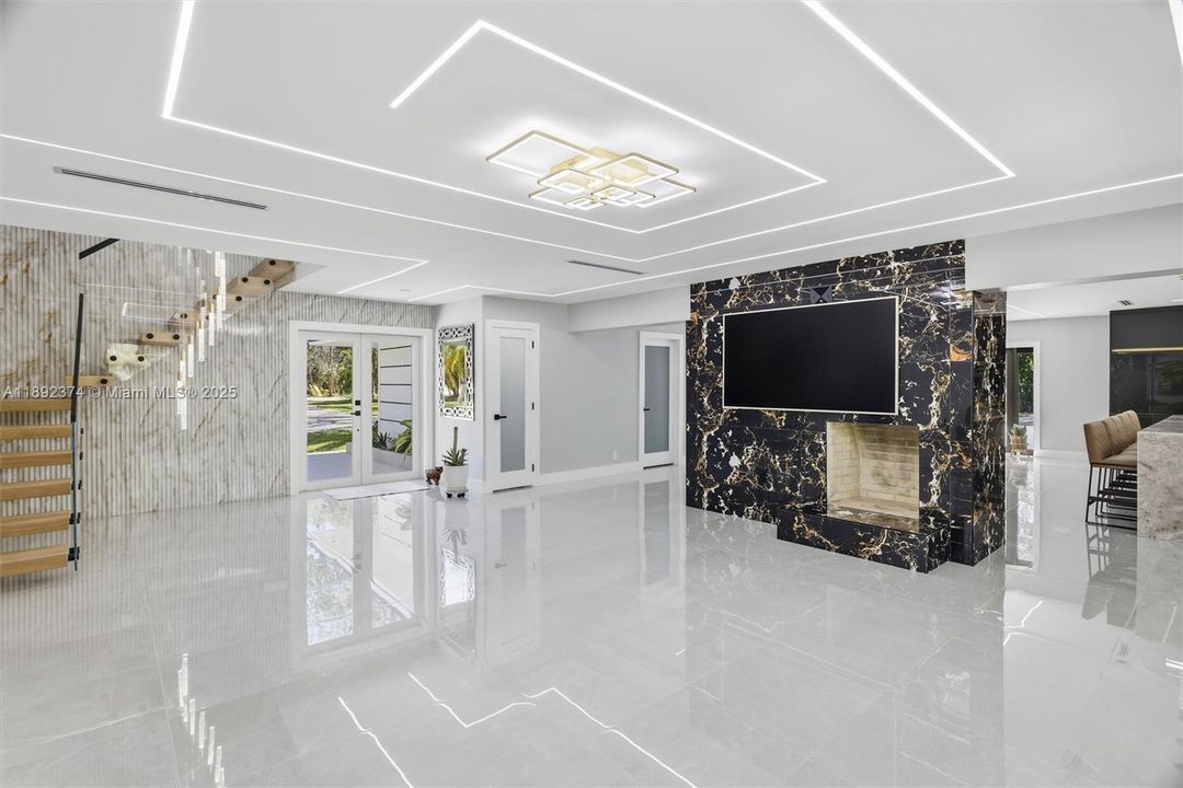 最近售出: $3,449,000 (6 贝兹, 5 浴室, 3024 平方英尺)