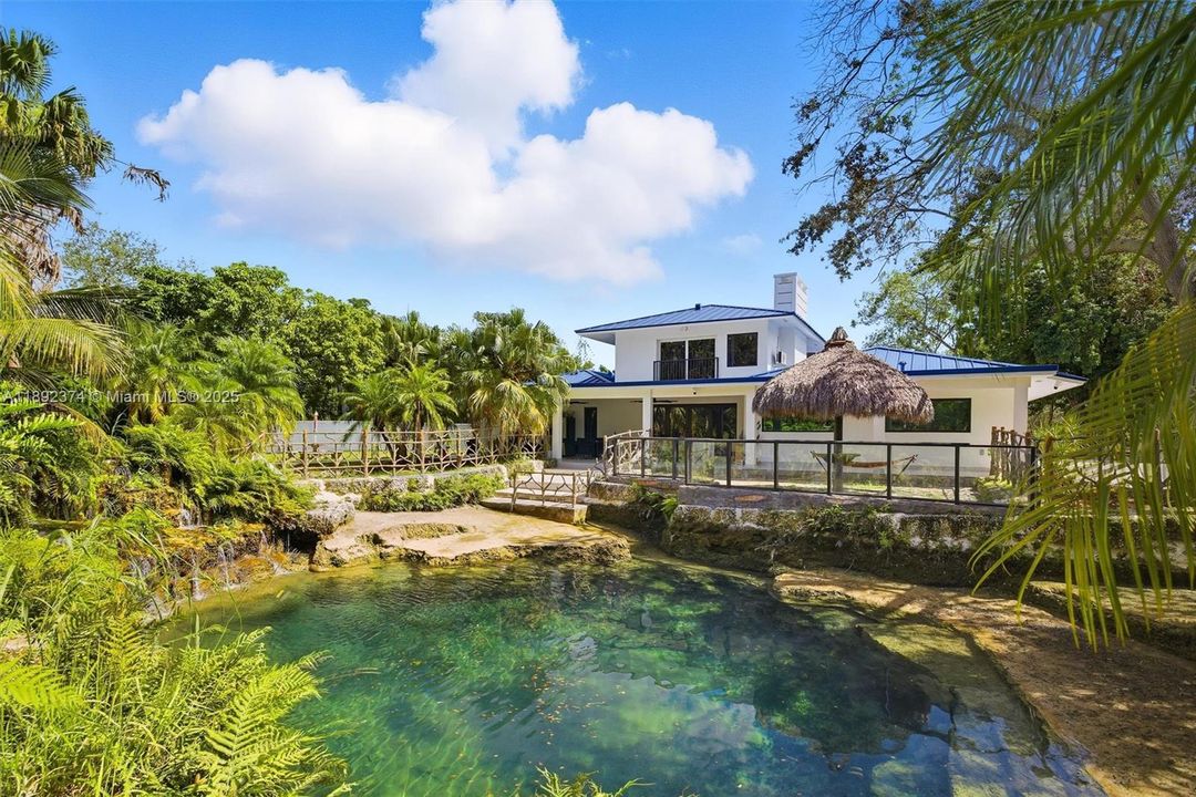 最近售出: $3,449,000 (6 贝兹, 5 浴室, 3024 平方英尺)