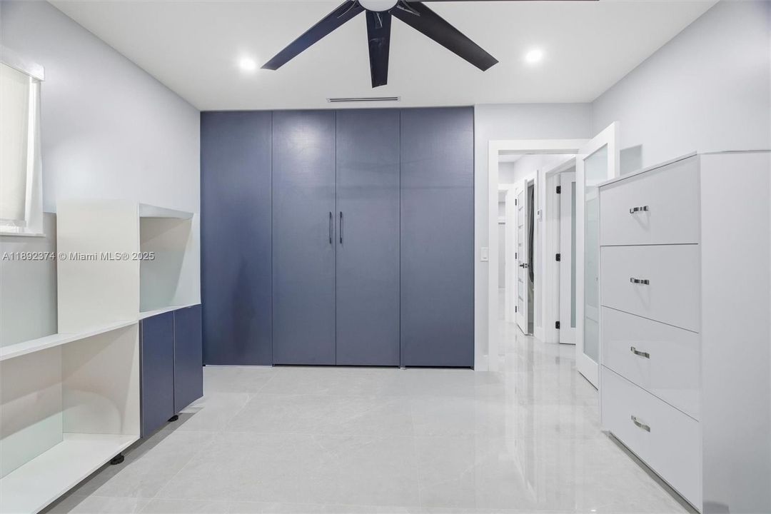 最近售出: $3,449,000 (6 贝兹, 5 浴室, 3024 平方英尺)