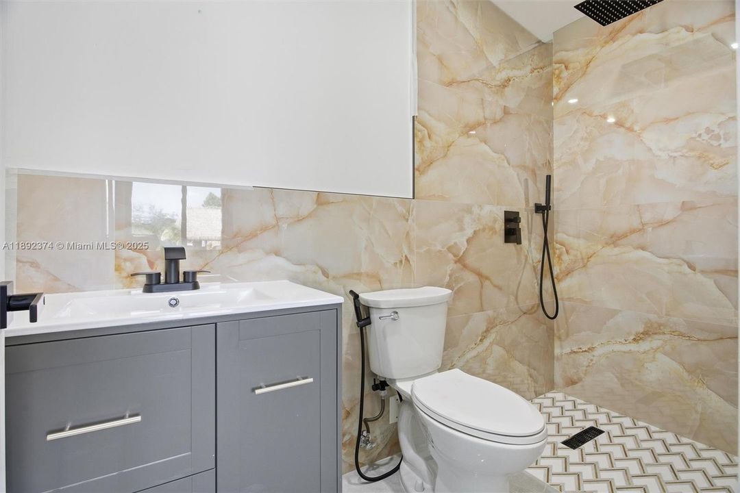 最近售出: $3,449,000 (6 贝兹, 5 浴室, 3024 平方英尺)