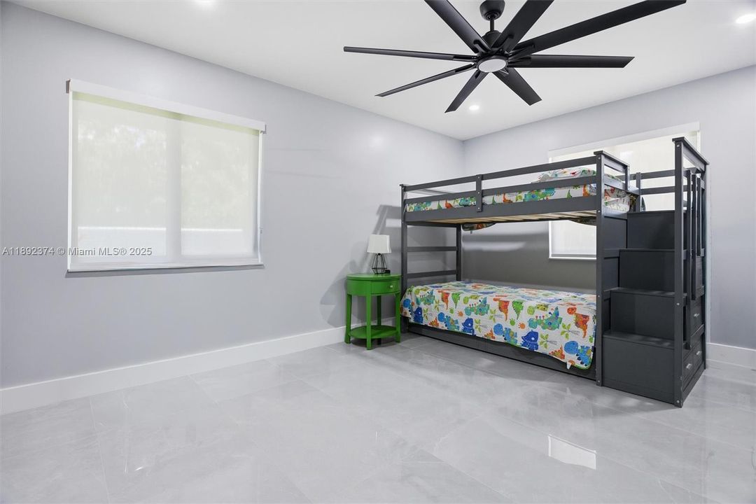 最近售出: $3,449,000 (6 贝兹, 5 浴室, 3024 平方英尺)