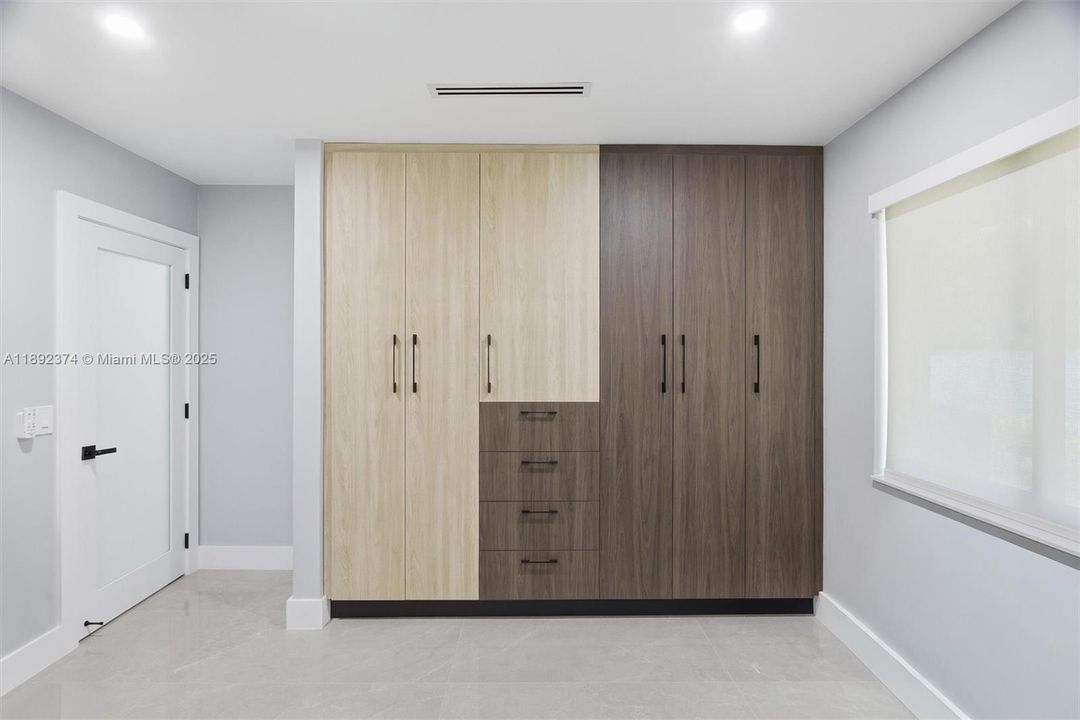 最近售出: $3,449,000 (6 贝兹, 5 浴室, 3024 平方英尺)